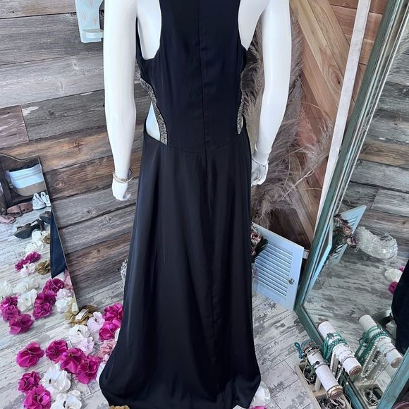 NWT BCBG V Neck Ballgown with Beaded Cut Out Sides💗👗 - Picture 6 of 13